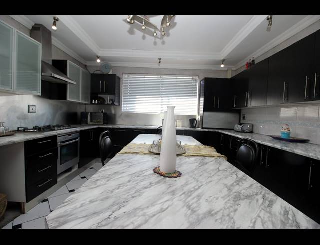 6 BEDROOM FREESTANDING FOR SALE IN TUSCANY GLEN
